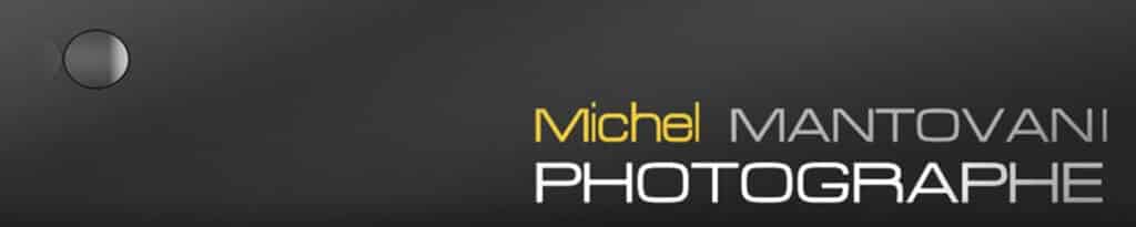 Michel Mantovani Photographe : Logo Épuré et Moderne Logo sombre avec un cercle à gauche et le texte "Michel MANTOVANI PHOTOGRAPHE" en jaune et gris.